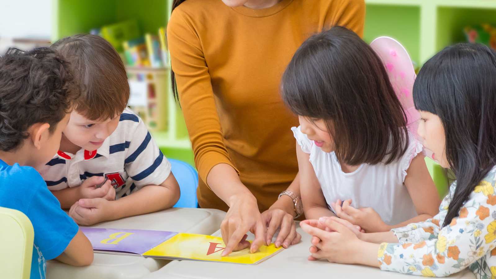 Studerende kinderen in de klas