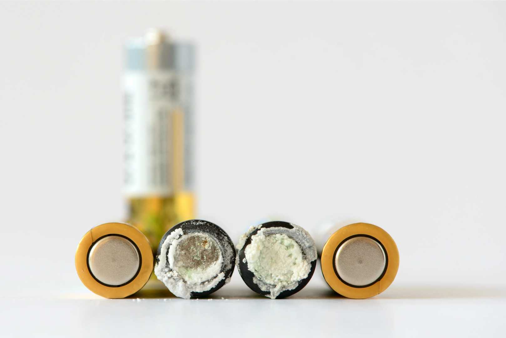 Piles et batteries qui fuient : 3 étapes simples pour les