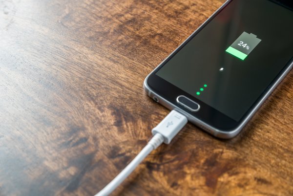 Vrai ou faux ? Il faut entièrement vider la batterie de son smartphone avant de la recharger