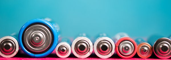 Mélanger différents types de piles et batteries : à faire ou non ?