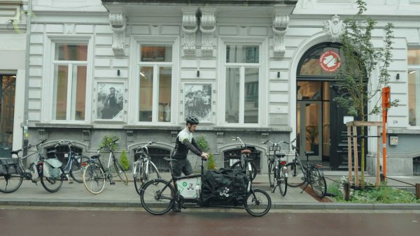 Batterijen ophalen in de stad met de fietskoerier: een logische keuze