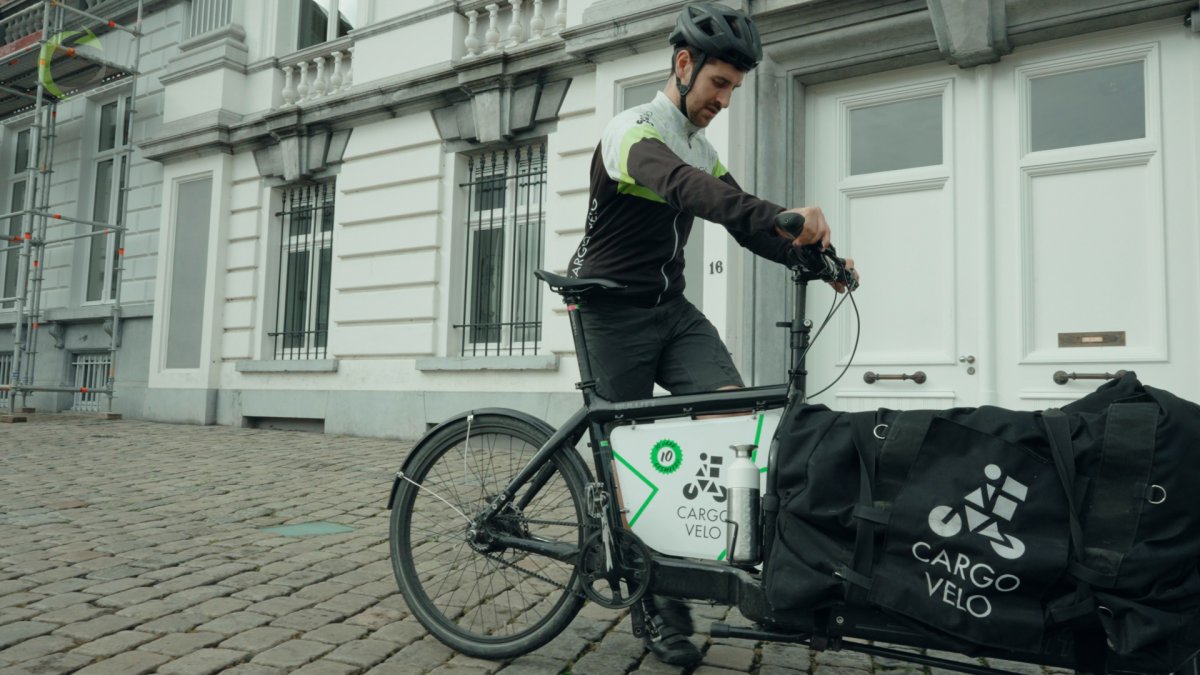 Bebat et Veolia font appel aux coursiers à vélo de Cargo Velo pour la collecte durable des piles et batteries