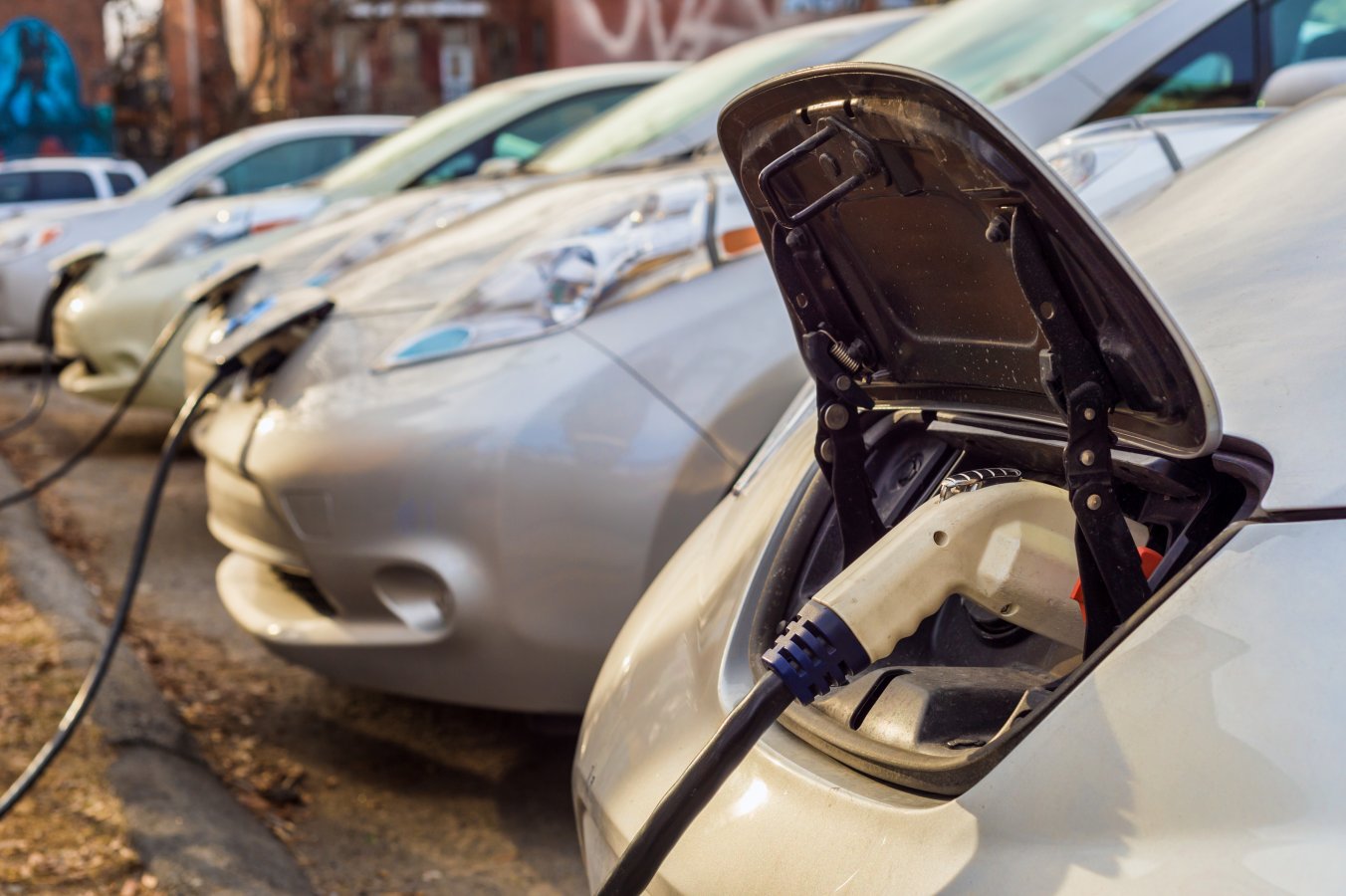 How long will the battery of an electric car last?