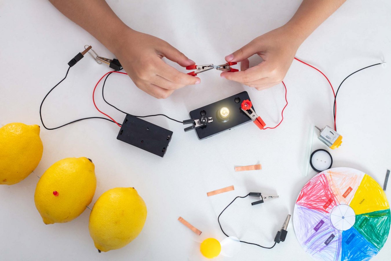 3 boeiende batterij-experimenten voor kids en jongeren